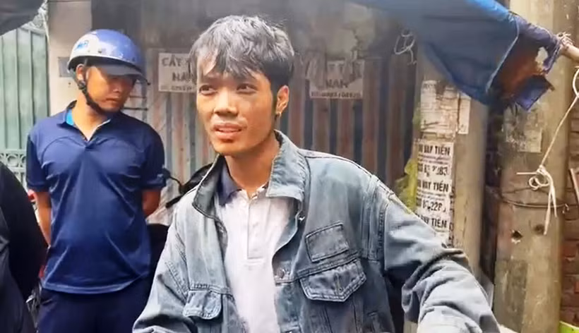 Anh Nguyễn Đăng Văn (30 tuổi, quê Bắc Ninh, làm nghề shipper), dũng cảm cứu khoảng 10 người trong vụ cháy chung cư mini đêm 12/9. (Ảnh cắt từ clip).