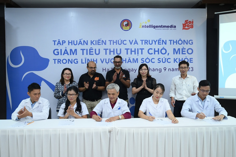 Các thầy thuốc y học cổ truyền đại diện cho các phòng khám Chuyên khoa y học cổ truyền đã ký cam kết.