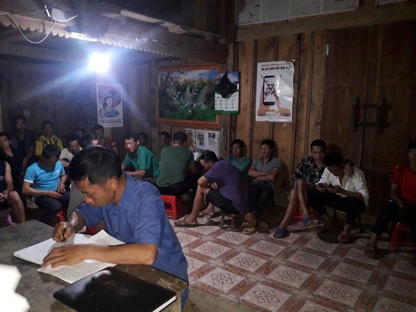 Cán bộ y tế tỉnh Điện Biên rà soát các trường hợp tiếp xúc gần người bệnh tại xã Xá Nhè, huyện Tủa Chùa.