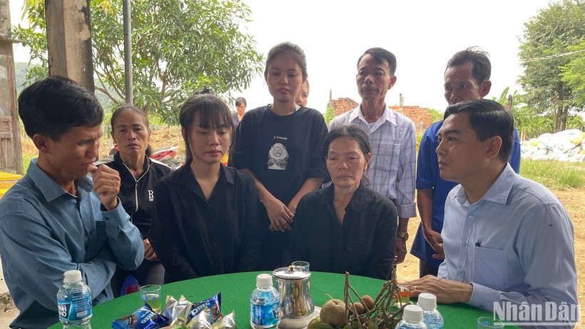 Đồng chí Nguyễn Hoài Anh, Bí thư Tỉnh ủy Bình Thuận thăm gia đình liệt sĩ Nguyễn Trọng Hòa (huyện Hàm Thuận Nam). (Ảnh: Thanh Hải)