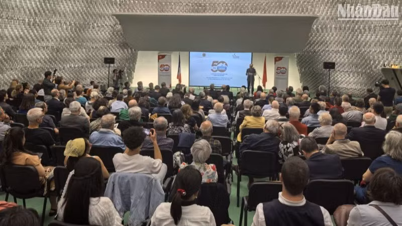 Những người bạn Pháp gắn bó với Việt Nam và các thế hệ Việt kiều cùng ôn lại những năm tháng hết lòng đấu tranh vì độc lập và hòa bình cho Việt Nam. 