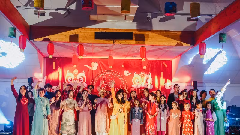 Dàn hợp ca Việt-Pháp với ca khúc “Bonjour Vietnam” hát bằng cả tiếng Pháp và tiếng Việt.