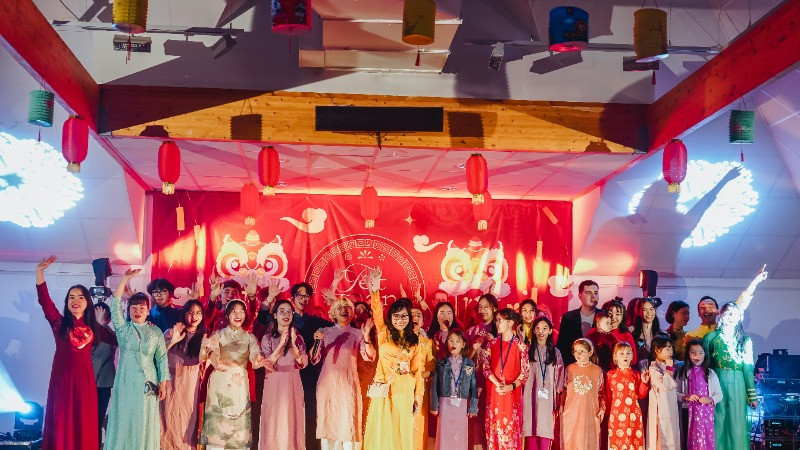 Dàn hợp ca Việt-Pháp với ca khúc “Bonjour Vietnam” hát bằng cả tiếng Pháp và tiếng Việt.