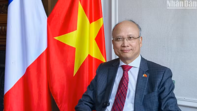 Đại sứ đặc mệnh toàn quyền Việt Nam tại Pháp Đinh Toàn Thắng trả lời phỏng vấn của phóng viên Báo Nhân Dân.