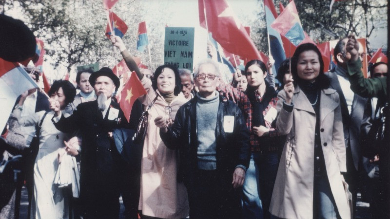 Ngày 30/4/1975, kiều bào diễu hành trên đường phố Paris, giương cao biểu ngữ ”Việt Nam thắng lợi". (Ảnh: Lê Tấn Xuân)