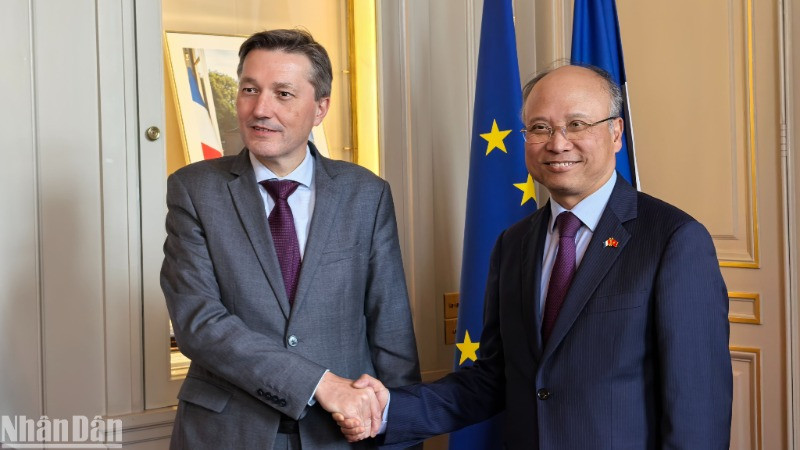 Tỉnh trưởng vùng Hauts-de-France và Đại sứ Đinh Toàn Thắng tin tưởng rằng quan hệ hợp tác và hữu nghị Việt Nam-Pháp sẽ phát triển mạnh mẽ trong thời gian tới. 