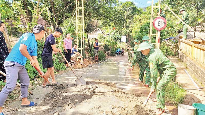 Cổng chào do các chiến sĩ Biên phòng tỉnh Quảng Bình tự thiết kế, thi công và lắp đặt để tặng các bản vùng biên giới.