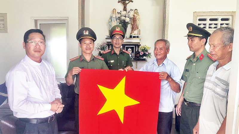 Công an tỉnh Đắk Nông tặng cờ Tổ quốc cho các cơ sở tôn giáo trên địa bàn.