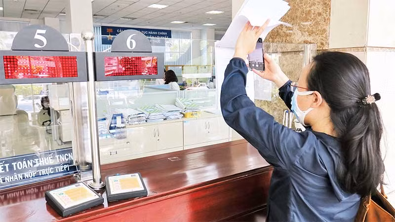 Người nộp thuế làm thủ tục khai thuế tại Cục Thuế Thành phố Hồ Chí Minh.