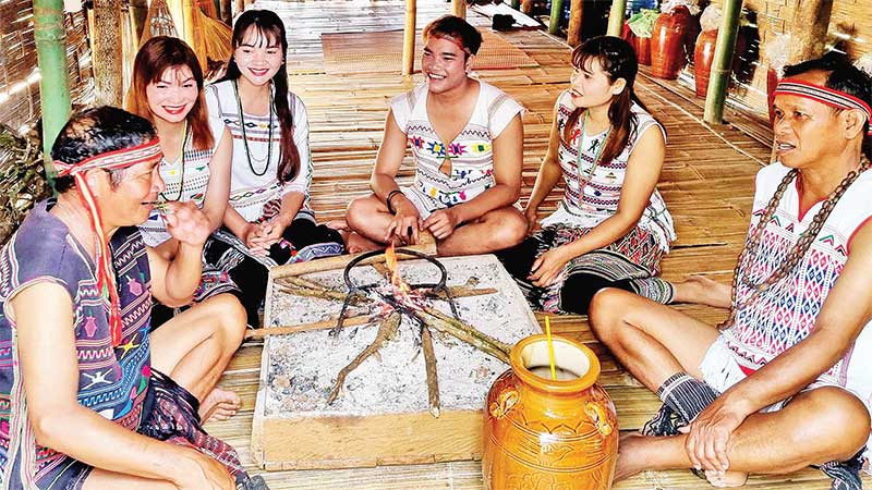 Nghe người già kể khan.