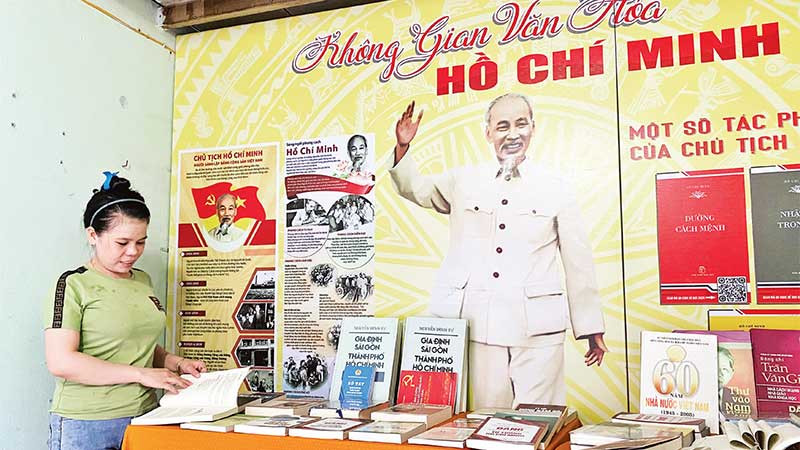 Công nhân, người lao động ở khu nhà trọ tại phường Tân Tạo A, quận Bình Tân xem tư liệu, thông tin tại nơi tổ chức "Không gian văn hóa Hồ Chí Minh".