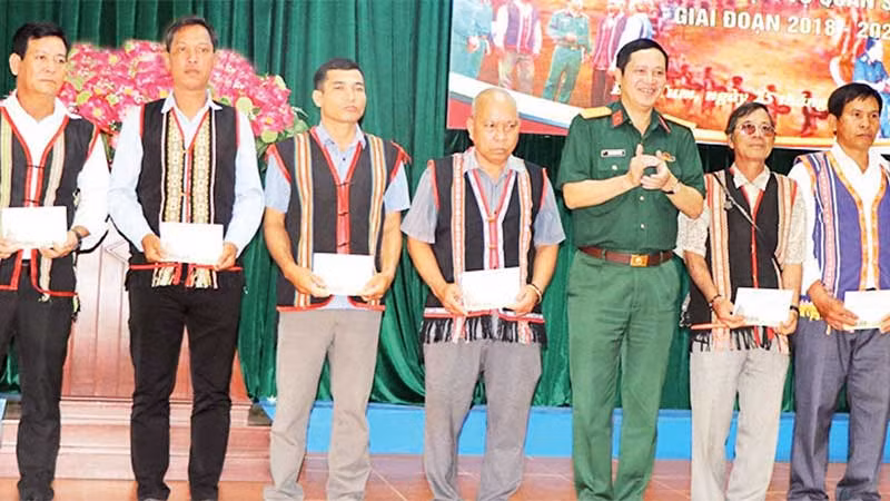 Tặng quà động viên các già làng, trưởng thôn, người có uy tín tiêu biểu.