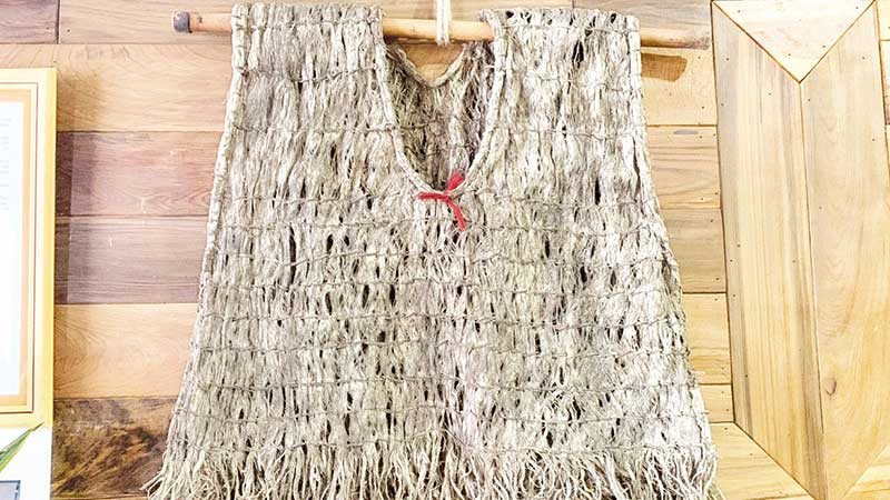 Chiếc áo làm bằng vỏ cây của đồng bào Tây Nguyên trưng bày tại bảo tàng.