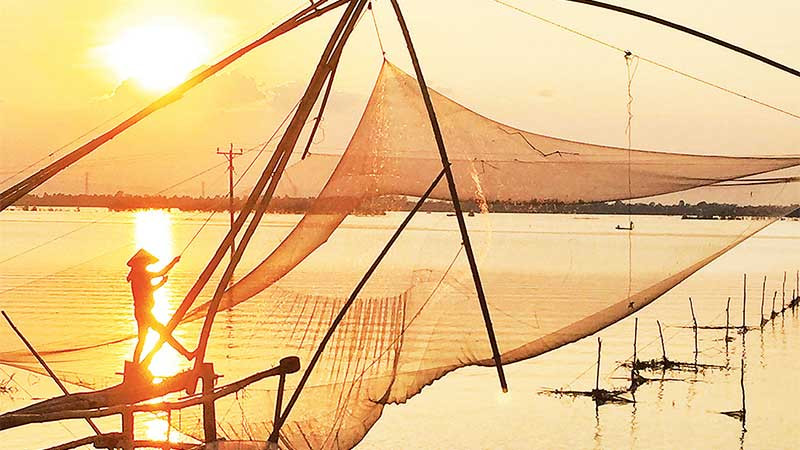 kéo vó cá trong hoàng hôn vùng Bảy Núi.