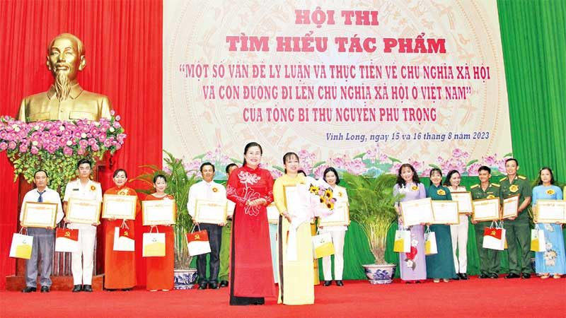 Ban tổ chức trao thưởng cho các thí sinh đạt giải hội thi.