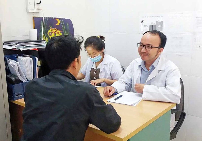 Tư vấn, xét nghiệm HIV tự nguyện tại Trung tâm Kiểm soát bệnh tật tỉnh Gia Lai. (Ảnh NHƯ NGUYỆT)