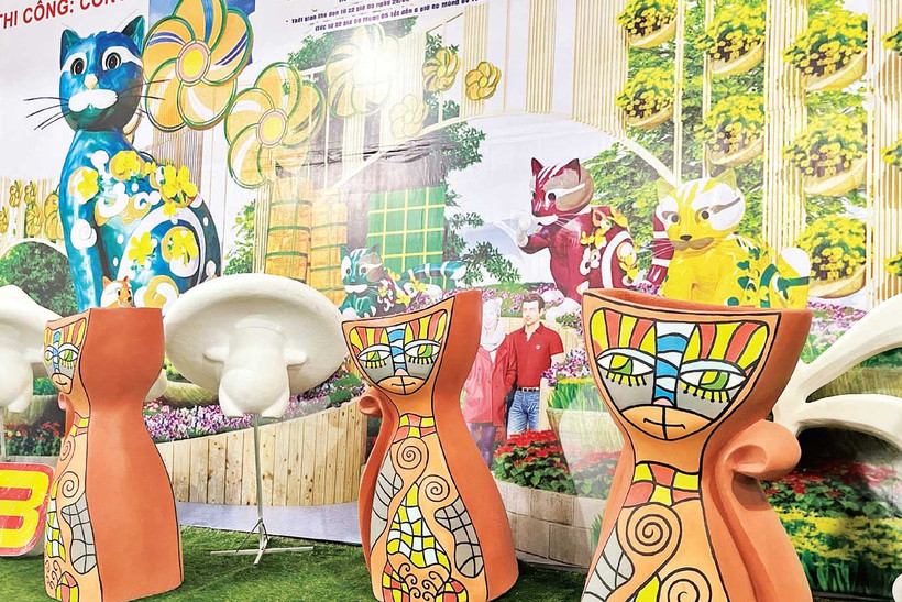 Linh vật con mèo được cách điệu thành lọ hoa.