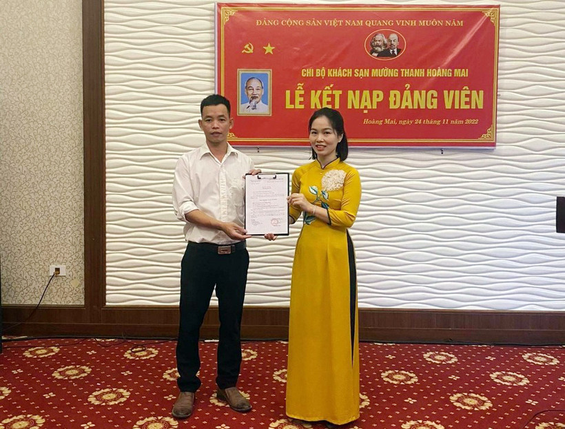 Chi bộ Khách sạn Mường Thanh, thị xã Hoàng Mai kết nạp đảng viên mới.