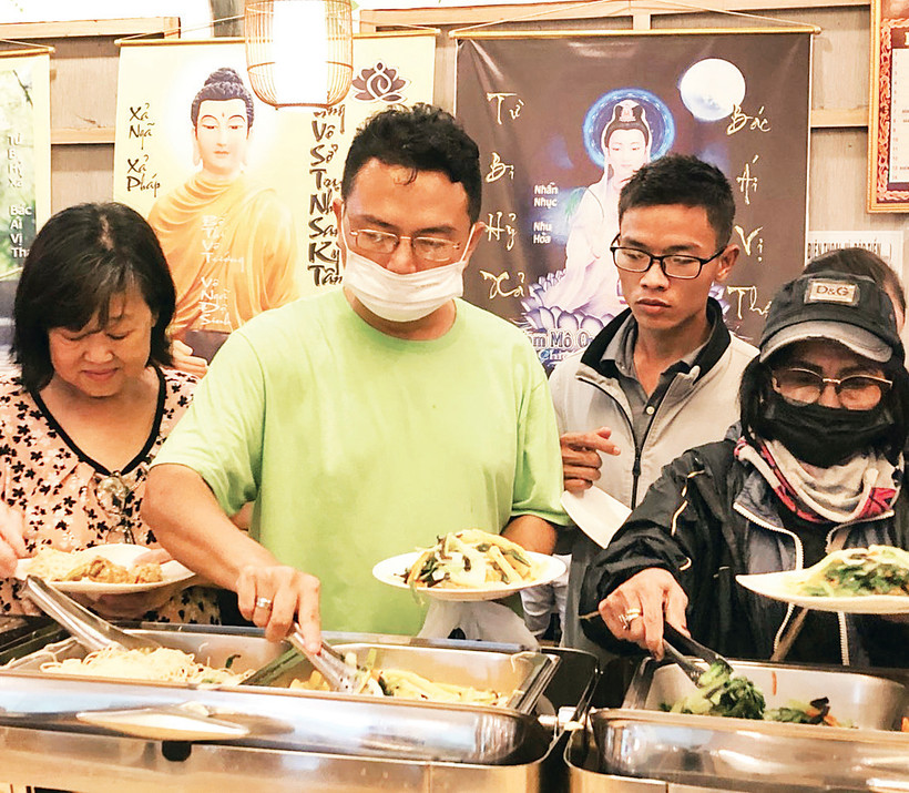 Khách hàng đến dùng cơm chay tại Mãn Tự Vegan.