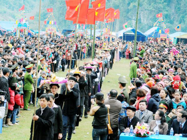 Lễ hội Lồng Tồng của người dân tộc Tày tại hồ Ba Bể (tỉnh Bắc Kạn).