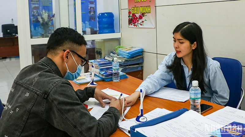 Lao động tìm hiểu thông tin tại Trung tâm dịch vụ việc làm Hà Nội. Ảnh: nhandan.vn