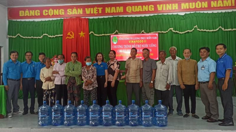 Người dân xã Đại Hòa Lộc (huyện Bình Đại, tỉnh Bến Tre) được hỗ trợ nước ngọt sử dụng trong mùa hạn mặn
