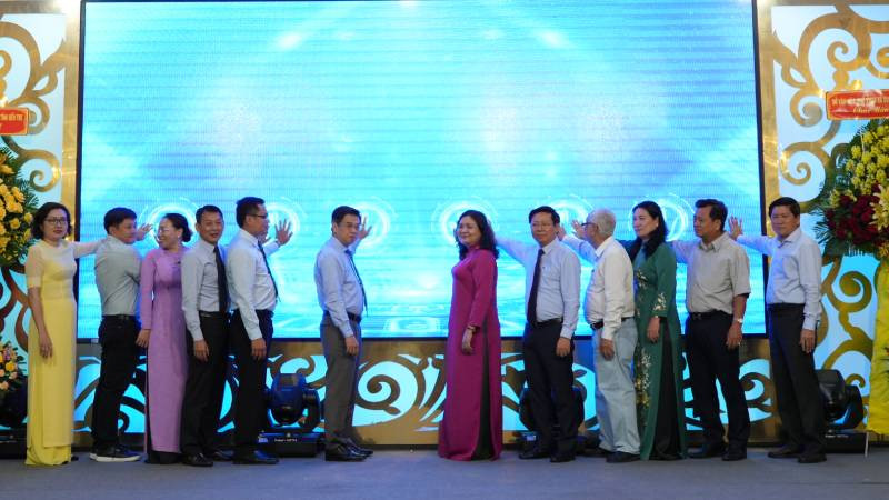 Đại biểu thực hiện nghi thức chạm nút phát động “Chương trình bình chọn điểm đến du lịch hấp dẫn Thành phố Hồ Chí Minh và 13 tỉnh, thành phố đồng bằng sông Cửu Long năm 2024”.