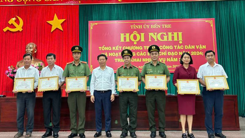 Phó Bí thư Thường trực Tỉnh ủy Trần Thanh Lâm trao bằng khen cho các tập thể có thành tích xuất sắc trong công tác tuyên truyền, vận động giải phóng mặt bằng. (Ảnh: HOÀNG TRUNG)