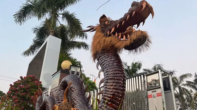 Linh vật rồng màu đen được làm bằng chất liệu dừa.