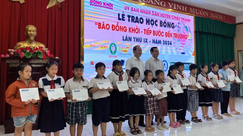 Đại biểu tham dự buổi lễ trao học bổng "Báo Đồng Khởi - Tiếp bước đến trường". (Ảnh: HOÀNG TRUNG)