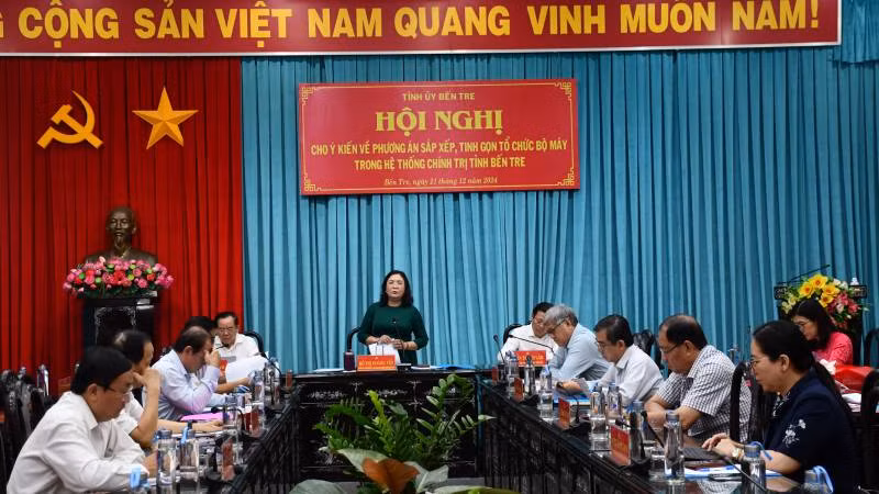 Đại biểu tham dự Hội nghị cho ý kiến về sắp xếp, tinh gọn tổ chức bộ máy. (Ảnh: HOÀNG TRUNG)
