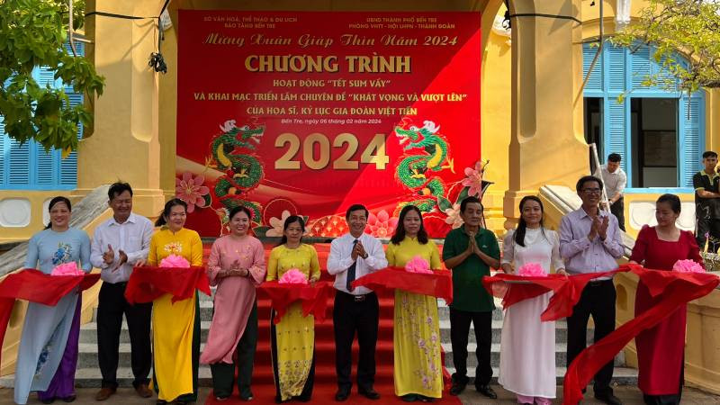 Ban Tổ chức thực hiện nghi thức cắt băng khai mạc chương trình "Tết sum vầy" và Triển lãm chuyên đề "Khát vọng-Vượt lên".