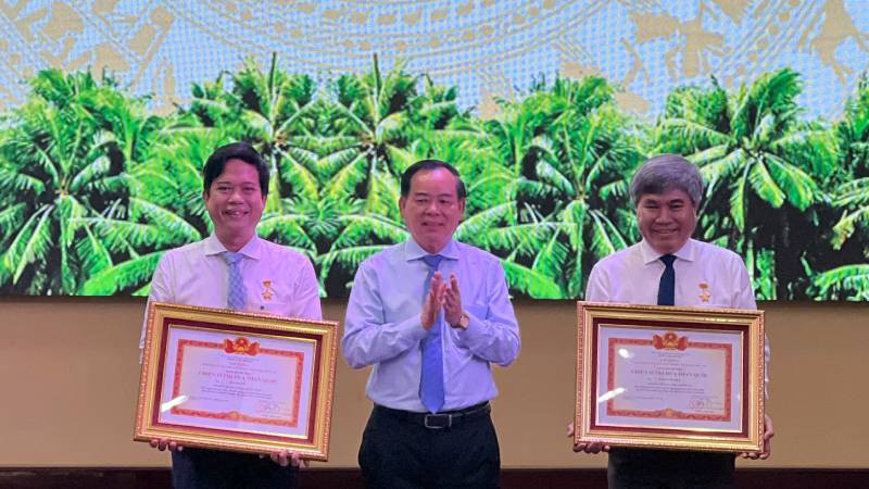 Lãnh đạo tỉnh Bến Tre trao danh hiệu Chiến sĩ thi đua toàn quốc cho hai cá nhân xuất sắc. (Ảnh: HOÀNG TRUNG)