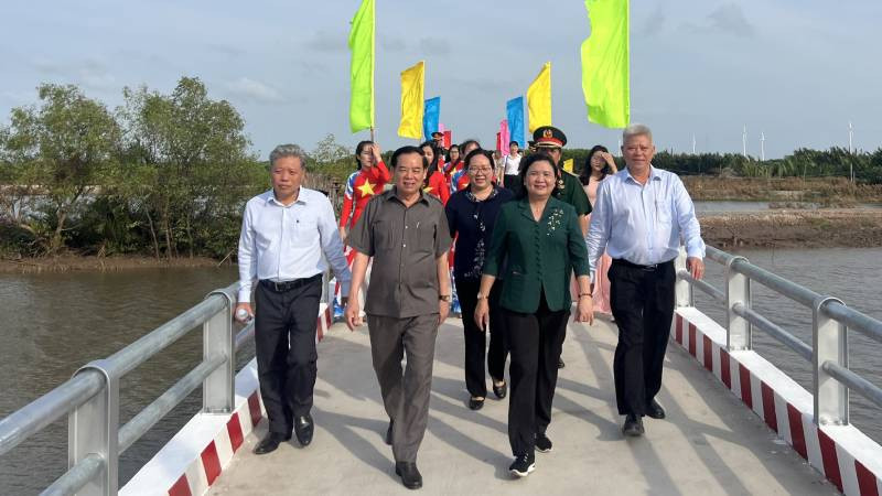Đại biểu tham dự lễ cùng người dân địa phương vui mừng đi qua cầu Rạch Bà 1 vừa khánh thành, đưa vào sử dụng.