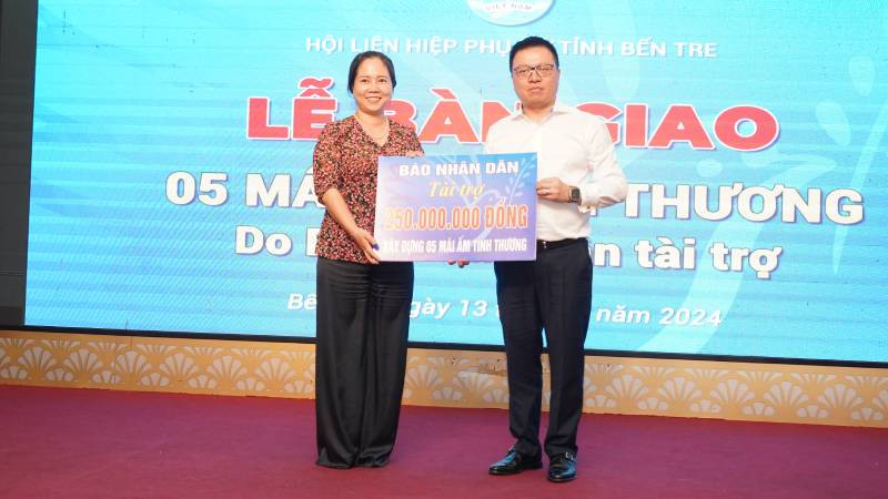 Đồng chí Lê Quốc Minh trao bảng tượng trưng hỗ trợ xây dựng 5 căn nhà mái ấm tình thương cho Hội Liên hiệp Phụ nữ tỉnh Bến Tre. (Ảnh: THẾ ANH)