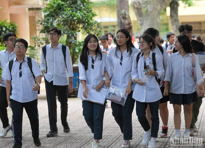 Thí sinh rời điểm thi sau khi hoàn thành bài thi môn Toán, Kỳ thi tốt nghiệp THPT năm 2024 (Ảnh: THẾ ĐẠI)