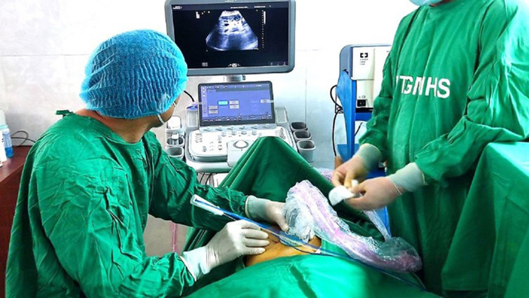 Điều trị ung thư gan bằng sóng cao tần ở Bệnh viện đa khoa vùng Tây Nguyên. (Ảnh: nhandan.vn)