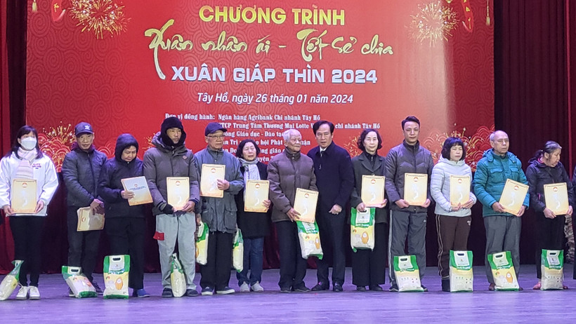 Lãnh đạo quận Tây Hồ trao quà Tết cho các đối tượng yếu thế trong ngày hội "Xuân nhân ái - Tết sẻ chia".