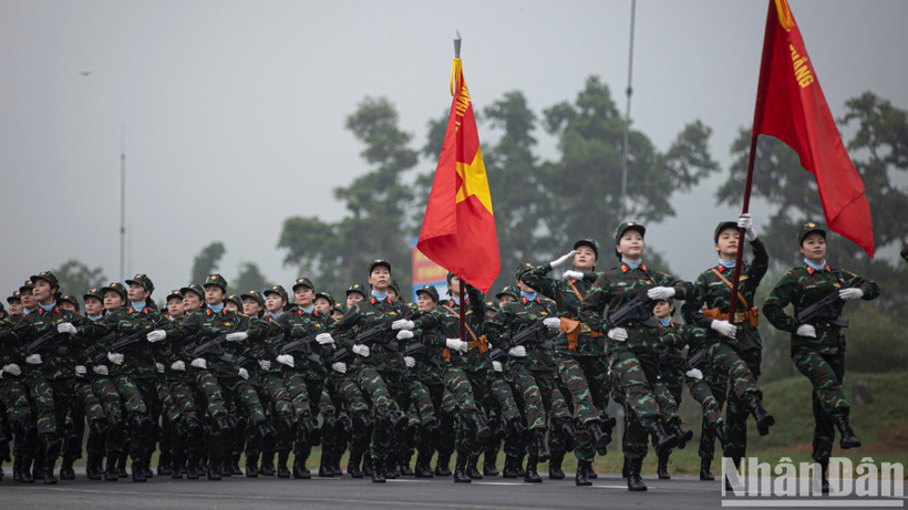 Hợp luyện các lực lượng tham gia diễu binh, diễu hành Kỷ niệm 50 năm Giải phóng miền nam tại Trung tâm Huấn luyện quân sự quốc gia 4 (Hà Nội).