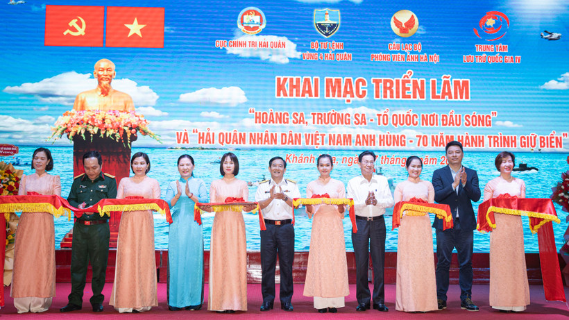 Triển lãm "Hoàng Sa, Trường Sa-Tổ quốc nơi đầu sóng" và "Hải quân nhân dân Việt Nam anh hùng-70 năm hành trình giữ biển" là hoạt động nhân dịp 50 năm giải phóng Quần đảo Trường Sa (29/4/1975) và 70 năm thành lập Hải quân Nhân dân Việt Nam (7/5/1955).