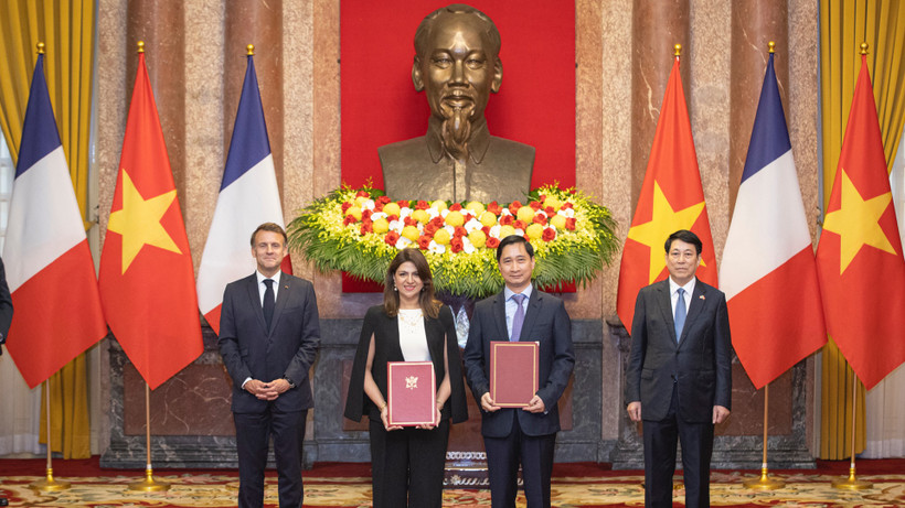 Chủ tịch nước Lương Cường và Tổng thống Pháp Emmanuel Macron chứng kiến Lễ trao văn kiện hợp tác giữa Việt Nam và Pháp trên nhiều lĩnh vực quan trọng.