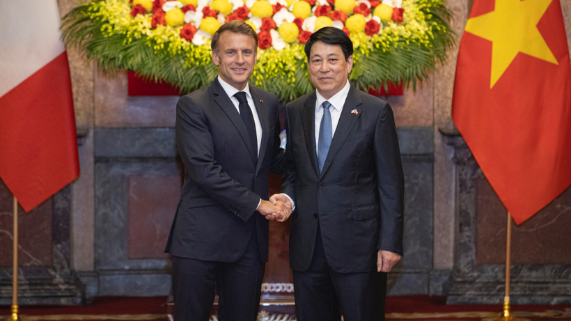 Chủ tịch nước Lương Cường và Tổng thống Pháp Emmanuel Macron chụp ảnh chung sau lễ đón.