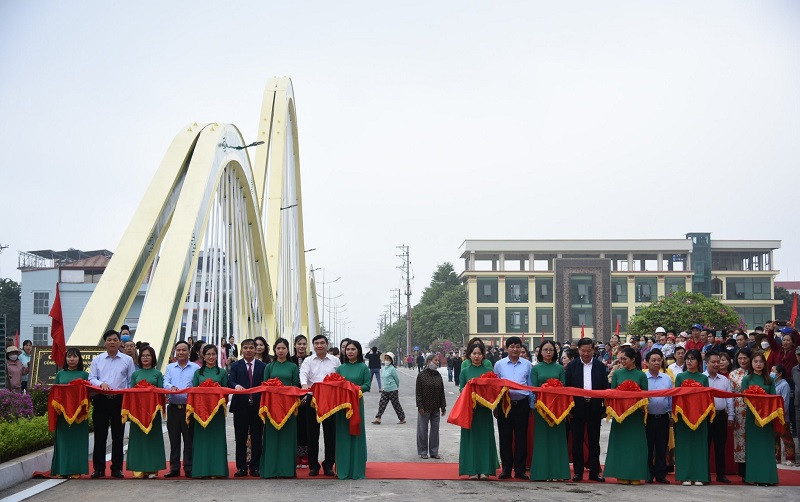 Các đồng chí lãnh đạo Tỉnh ủy, Ủy ban nhân dân tỉnh Điện Biên cùng lãnh đạo thành phố Điện Biên Phủ, đại diện nhà thầu thi công cắt băng thông xe kỹ thuật cầu Thanh Bình.