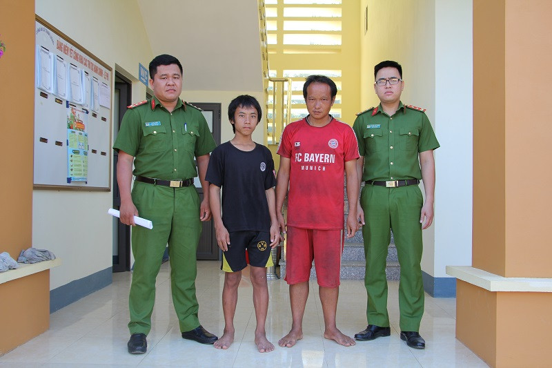 Hai đối tượng Hòa và Hùng tại trụ sở Công an xã Thanh Luông.