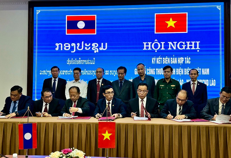 Đại diện Sở Công thương Điện Biên và Sở Công thương 6 tỉnh bắc Lào ký kết biên bản ghi nhớ tăng cường hợp tác thương mại biên giới.