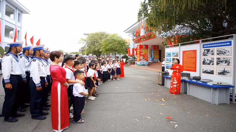 Cán bộ, chiến sĩ Hải quân và các cháu học sinh tham quan triển lãm. (Ảnh: CTV HQ) 