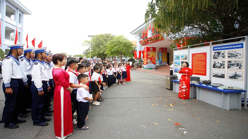 Cán bộ, chiến sĩ Hải quân và các cháu học sinh tham quan triển lãm. (Ảnh: CTV HQ) 