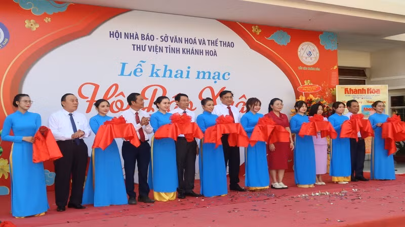 Đại biểu cắt băng khai mạc Hội Báo Xuân Khánh Hòa Xuân Giáp Thìn-2024. Ảnh: PHONG NGUYÊN. 