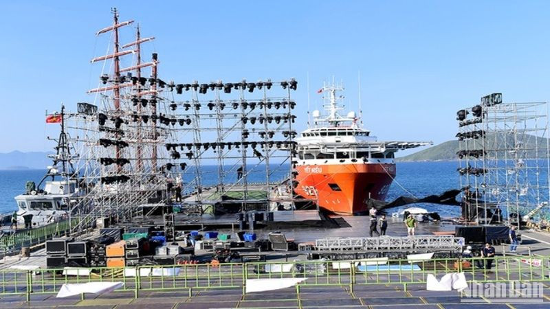 Chuẩn bị sân khấu cho Chương trình chính luận nghệ thuật “Mạnh giàu từ biển quê hương”. (Ảnh: BTC)