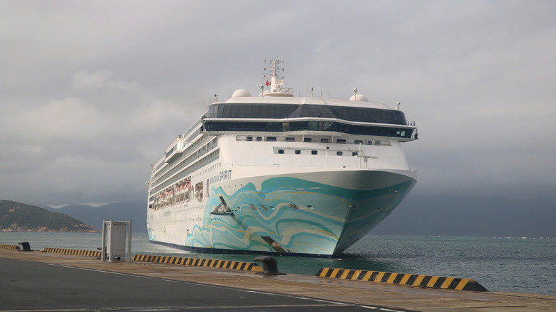 Tàu biển quốc tế mang tên Norweigian Spirit cập Cảng quốc tế Cam Ranh. (Ảnh: PHONG NGUYÊN) 